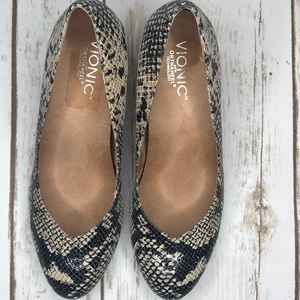 Vionic Size 8 snake skin wedges